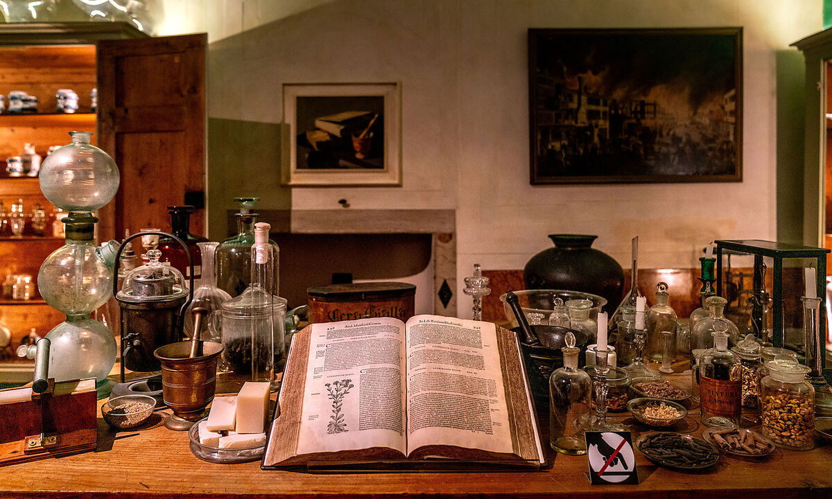 Palazzo Mocenigo mit einer Sammlung historischer Parfums, Möbel und Kostüme.