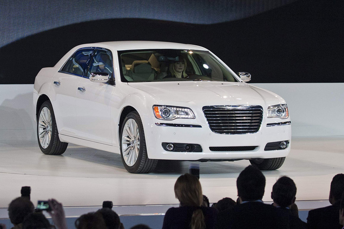 Neustart bei Chrysler. Die nun vom italienischen Autobauer Fiat geführte US-Marke zeigt den neuen 300. Die Plattform stammt vom Dodge Charger. Amerikanisch die Motoren-Palette. Ein 3,6-Liter-V6 mit 286 PS als Basis, der 5,7-Liter-V8 kommt auf 360 PS. In Europa läuft der 300 unter dem Emblem von Lancia - und dann auch mit einem Dreiliter-Diesel.