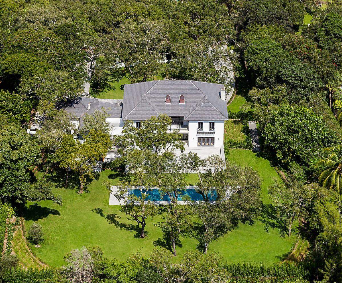 Der Schweizer Gartenarchitekt Enzo Enea hat das Gelände und der US-amerikanische Architekt Chad Oppenheim das Haus gestaltet.