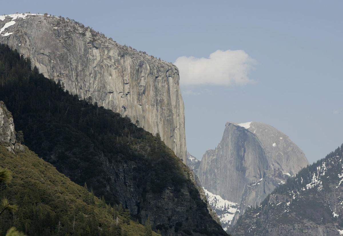 Die vertikale Fläche des Half Dome im Yosemite Valley können nur die unerschrockendsten Kletterer erklimmen. Um an die Spitze zu gelangen muss man Metallkabel einsetzen, beim Versuch sind schon mehrere Menschen gestorben. 60 Menschen fanden oben am Half Dome auch schon den Tod, weil sie auf den rutschigen Felsen ausgerutscht sind.