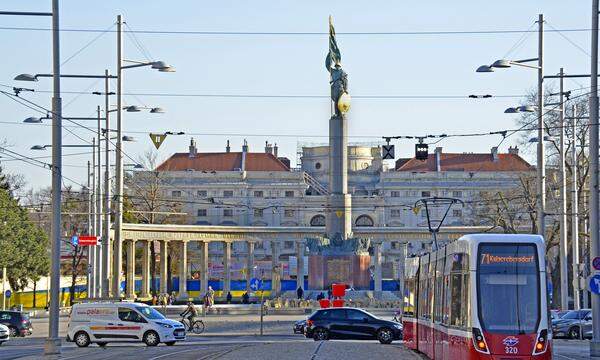 Wie soll mit baumfreien historischen Platzanlagen im Klimawandel umgegangen werden? Schwarzenbergplatz, Wien. 