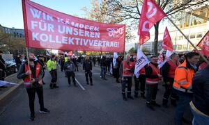 Festgeklebt hat sich am Montag zwar niemand, die Triester Straße in Wien war trotzdem lange blockiert.