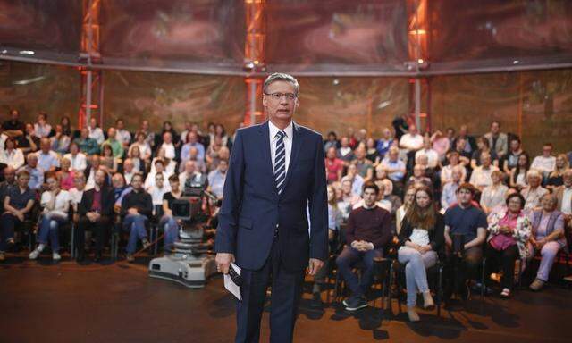 28 06 2015 Berlin Deutschland GER ARD Talkshow Guenther Jauch Thema der heutigen Sendung Showdown im