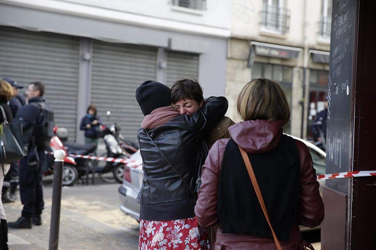 Der Schock am Samstagmorgen sitzt in Paris tief. Chaotische und traurige Szenen spielten sich in der Nacht in Paris ab, als die Bewohner der Stadt von dem Anschlag erfuhren, berichtet unser Korrespondent Rudolf Balmer aus Paris. Wie bei den Anschlägen auf Charlie Hebdo dieses Jahr, sei eine große Welle der Solidarität ausgebrochen.