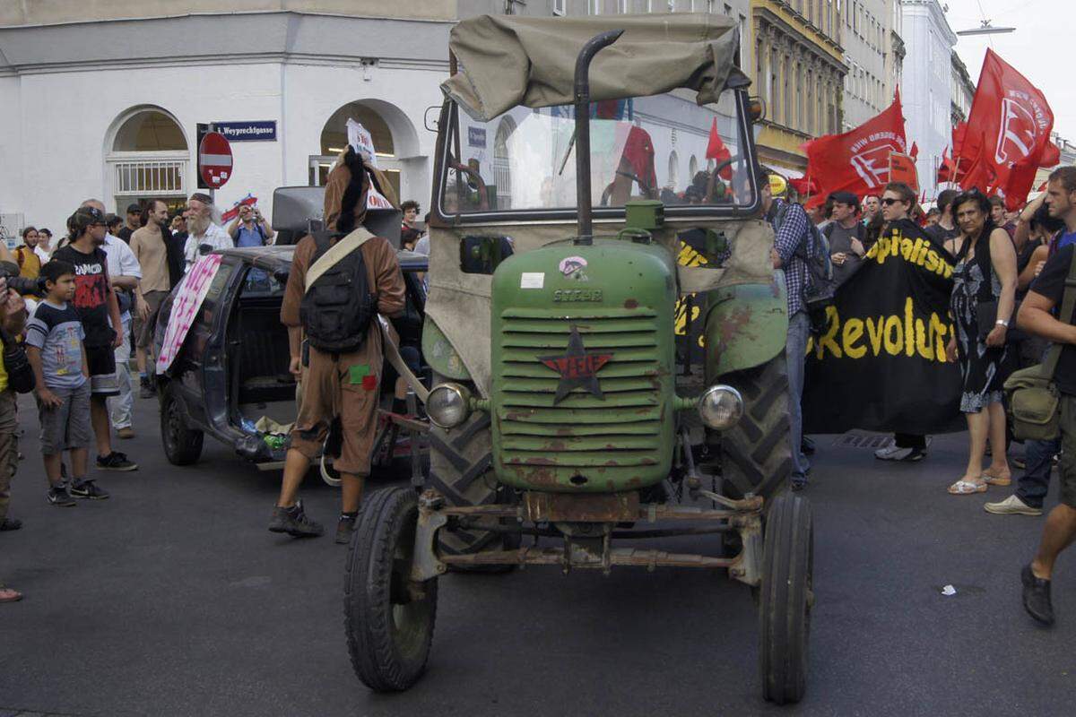 Es handelte sich um einen uralten Steyr-Traktor, der selbst unter Landwirten eine Rarität ist. Er war der Blickfang und durfte den Demonstrationszug ähnlich wie beim Karneval anführen.