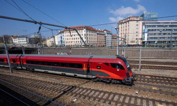 Der letzte Zug fährt um 22 Uhr vom Bahnhof in Schwechat nach Salzburg. Nach Linz reist der letzte um kurz nach Mitternacht ab.