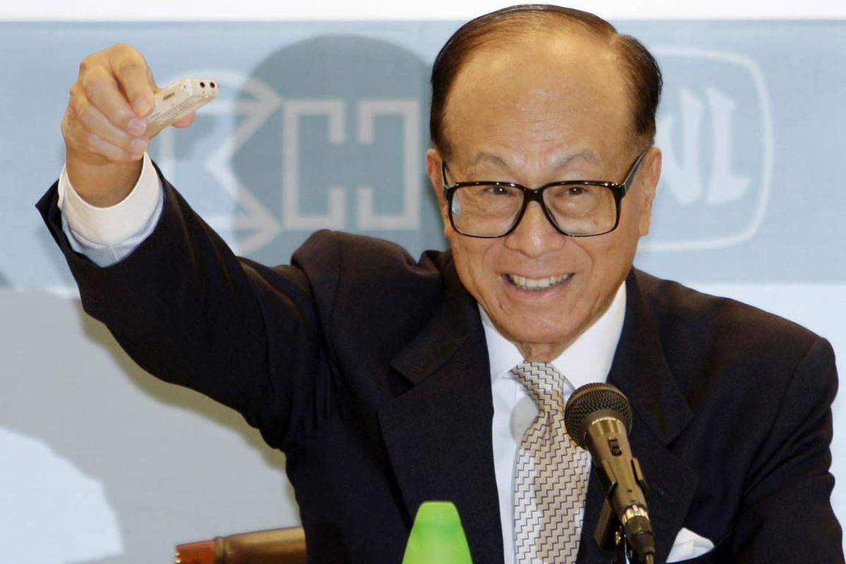 Li Ka-shing ist ein Handelsunternehmer und Investor in Hongkong.Er hat sich um fünf Plätze verbessert, obwohl sein Vermögen, das er mit deinem Mischkonzern machte, sich von 26 auf 25,5 Milliarden US-Dollar reduzierte.