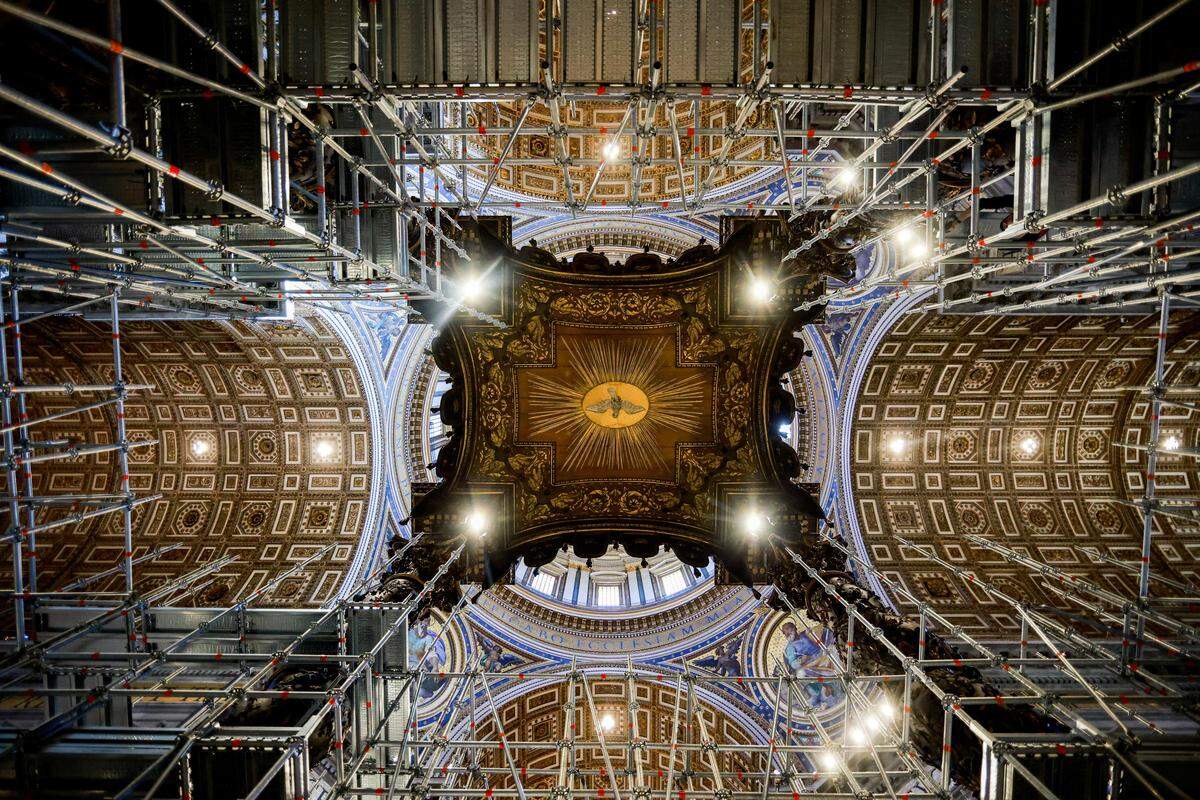 21. Februar. Ein Blick hinauf zur Baustelle im Baldachin des Bernini-Altars im Petersdom im Vatikan.