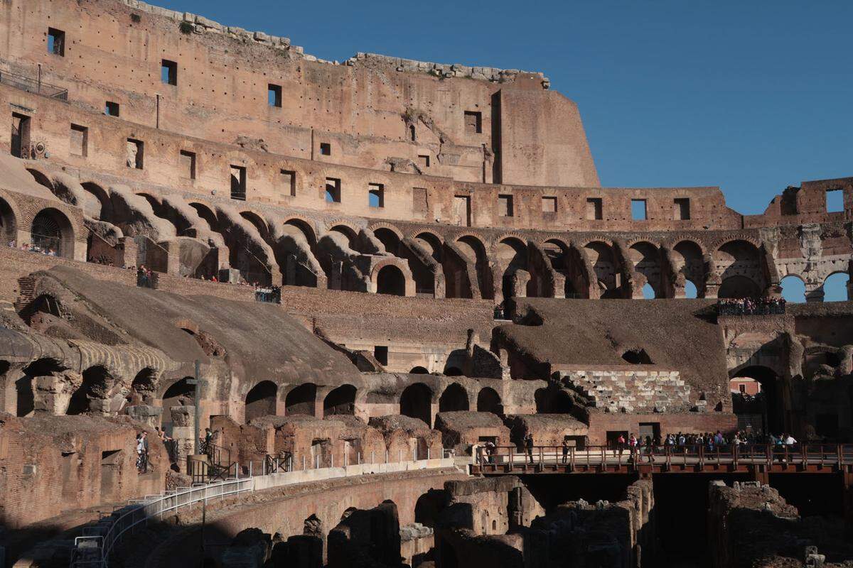 250.000 buchbare Touren und Attraktionen hat Tripadvisor analysiert, um die beliebtesten Sehenswürdigkeiten herauszufinden. Das Kolosseum in Rom befindet sich auf Platz eins. Das größte der im antiken Rom erbaute Amphitheater (und das nach wie vor größte je gebaute Amphitheater der Welt) ist ein Must-See für Rom-Besucher. Im letzten Jahr sahen sich über sieben Millionen Besucher - 21.000 am Tag - das Wahrzeichen an.