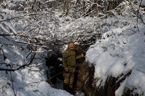 Ukrainische Soldaten in einem Graben bei Kupjansk.