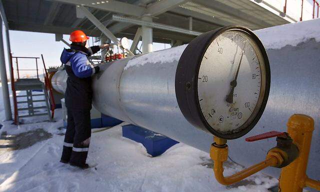 FILE RUSSIA UKRAINE ECONOMY GAS