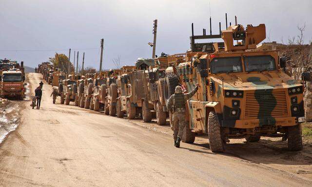 Aufmarsch gegen Syriens Regime. Ein türkischer Militärkonvoi im nordsyrischen Dorf al-Mastumah, etwa sieben Kilometer südlich der Provinzhauptstadt Idlib.