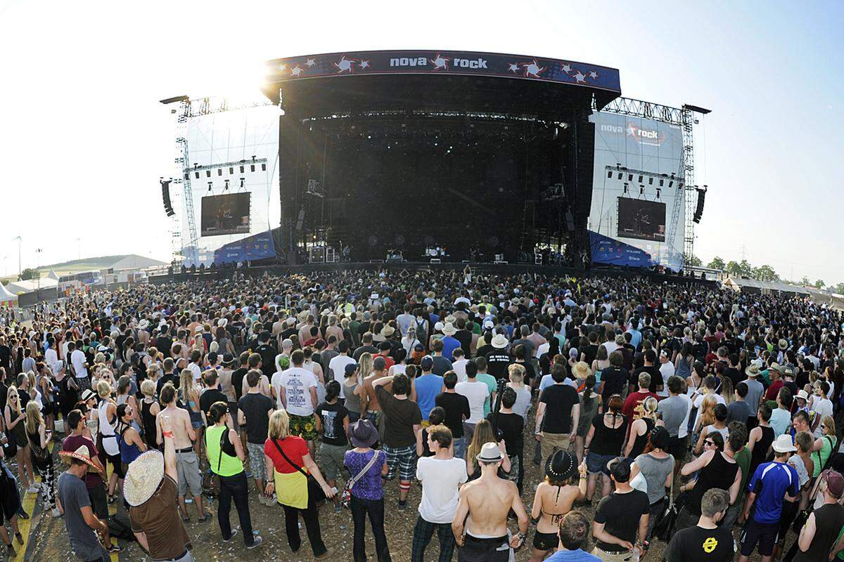 In einer Woche, am 13. Juni, beginnt in Nickelsdorf im Burgenland das Nova Rock. "Österreichs größtes Rockfestival" feiert heuer sein 10-jähriges Bestehen. Veranstalter Ewald Tatar rechnet in diesem Jahr mit 150.000 Besuchern. DiePresse.com stellt Ihnen die Headliner des Festivals auf den Pannonia Fields vor: