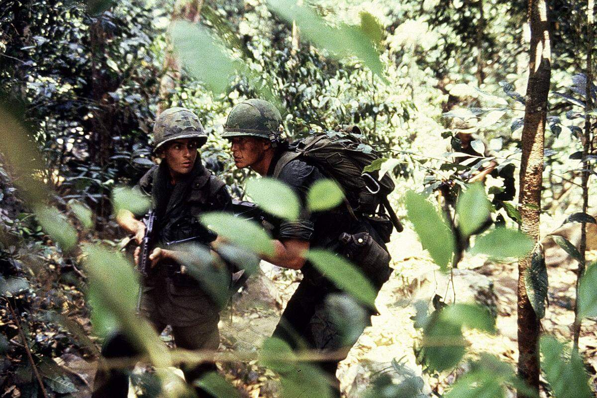 Schon in seinem ersten Filmerfolg, "Platoon" (1986), das brutale Vorgehen der GIs im Vietnamkrieg an. Ein freiwilliger Vietnam-Rekrut (Charlie Sheen) bewegt sich darin zwischen Gut (Willem Dafoe) und Böse (Tom Berenger). 