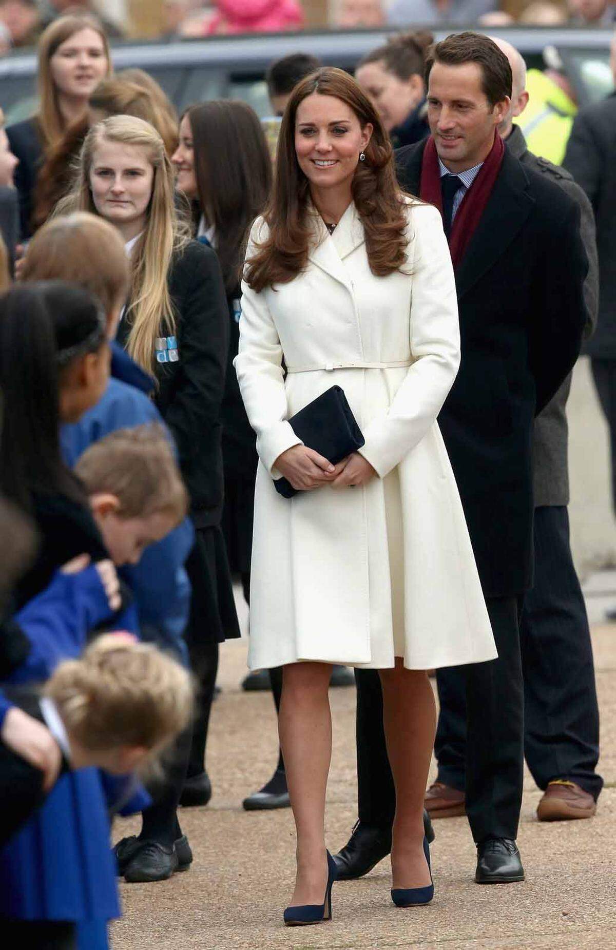 In einem weißen Mantel kann man nicht viel falsch machen. Das dachte sich Herzogin Kate im Februar 2015 bei einem Termin in Portsmouth.