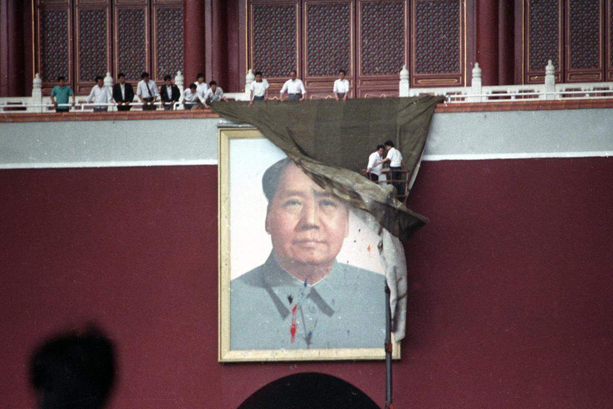 Die Proteste beginnen im April 1989. Nach dem Tod des 1987 entmachteten KP-Generalsekretärs Hu Yaobang entwickeln sich aus Trauerkundgebungen regimekritische Veranstaltungen. Am 17. April marschieren Tausende von den Pekinger Universitäten zum Platz des Himmlischen Friedens. Sie fordern demokratische Reformen, Meinungsfreiheit und ein Ende der Korruption.