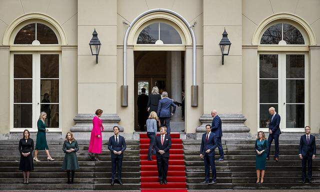 Das Kabinett von Premier Rutte (vorne, Mitte links) wurde von König Willem-Alexander (vorne, Mitte) empfangen.