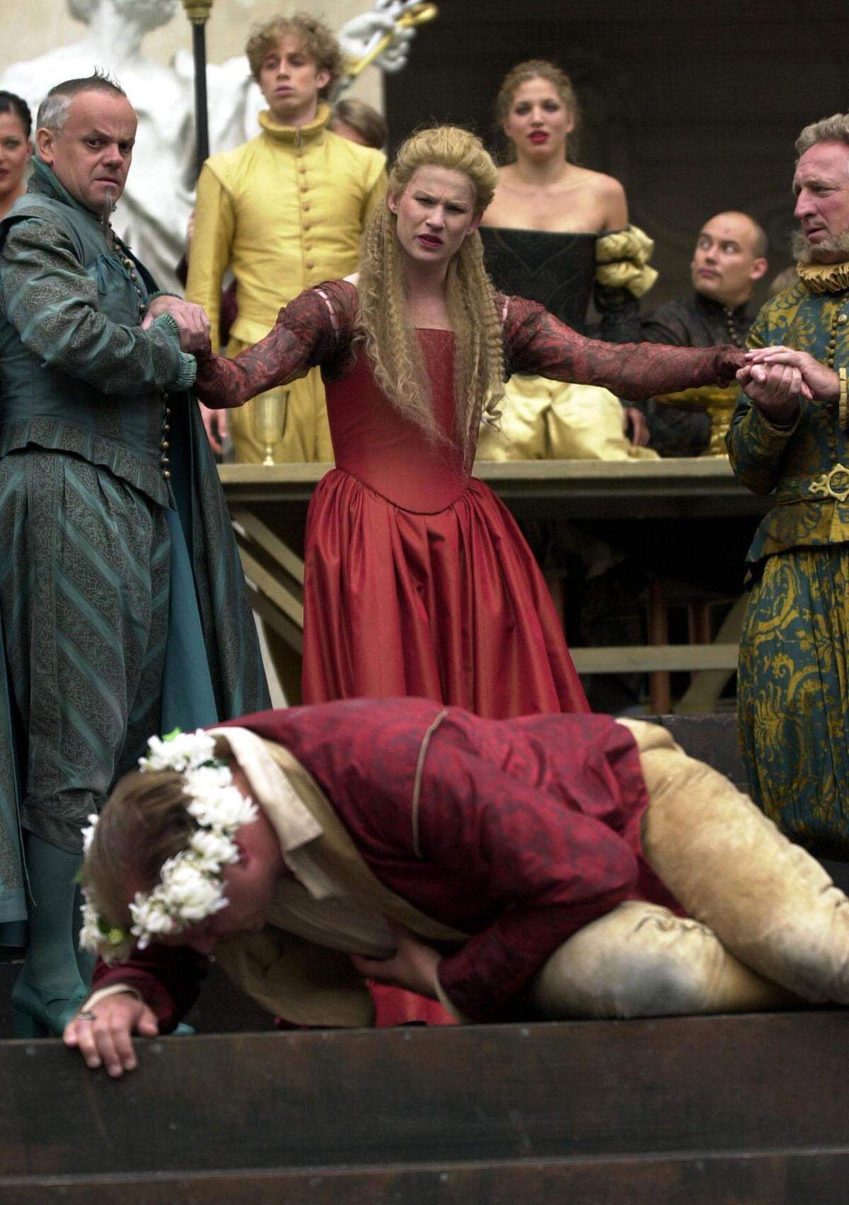 Dörte Lyssewski 1999 in einem von der Renaissance inspirierten Kleid aus changierender Seide in Gold und Rot.