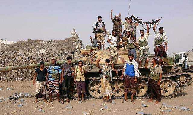 Kämpfer auf Seiten der Regierung nahe der Hafenstadt Hodeidah.