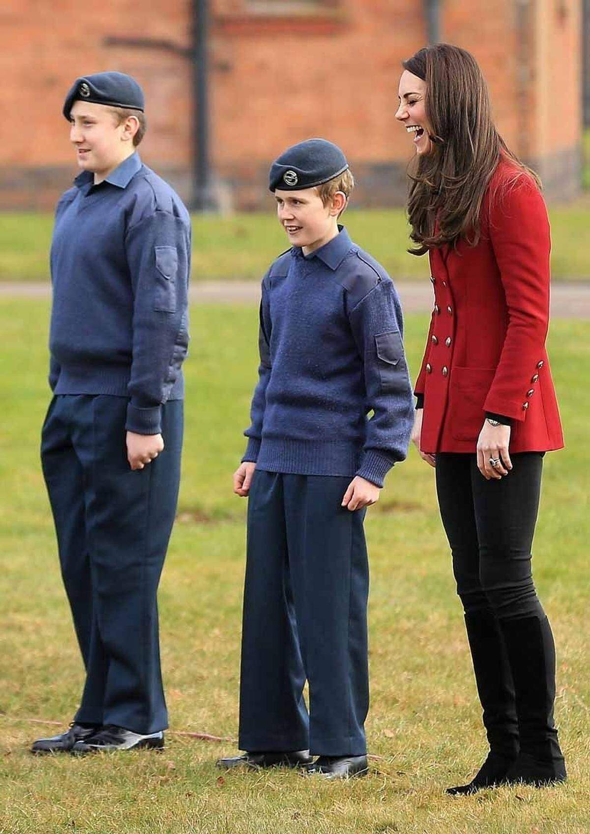 Zum Schreien komisch? Mit ihrem Outfit beim Besuch der jungen Air Cadets der britischen königlichen Luftwaffe versuchte Kate sich offenbar modisch dem Militärthema anzunähern. Der rote, mittellange Twill-Blazer mit goldfarbenen Knöpfen stammt aus der Resort-Kollektion von Philosophy di Lorenzo Serafini, darunter trug Kate einen schwarzen Rollkragenpullover. Dazu gab es bei diesem Termin am Valentinstag einmal keine hohen, sondern flache Schuhe - Stiefel von Stuart Weitzmann.