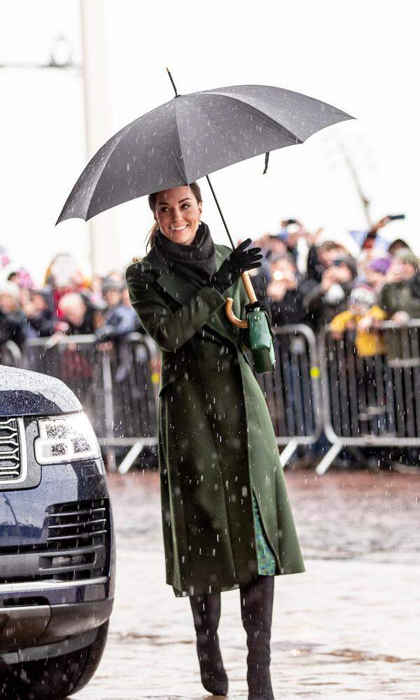 Im Regen stehen lassen kann man diese Kombination aus Mantel (von Sportmax), Stiefeln und Tasche (Modell „Micro Bold“ von Manu Atelier) allemal, die die Herzogin bei einem Besuch im nassen Blackpool ausführte.