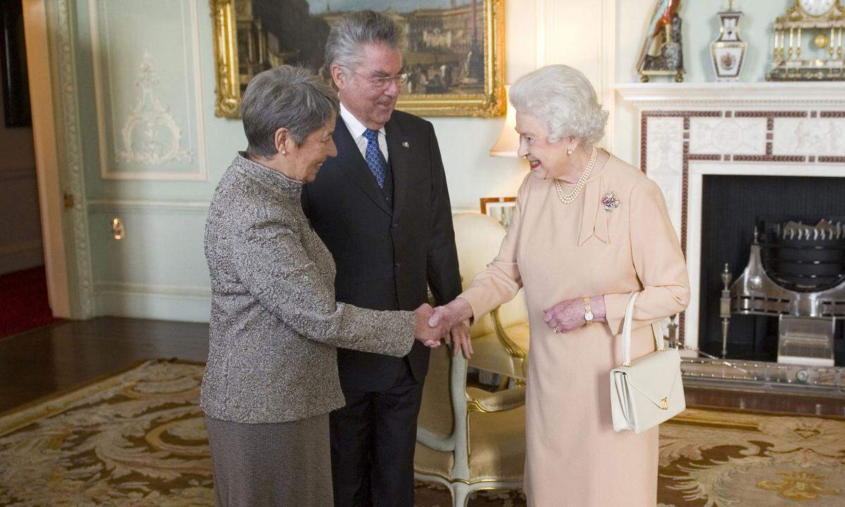 2011 hatte der damalige Bundespräsident Österreichs, Heinz Fischer, ein 35-minütiges Gespräch mit Elizabeth II. im Buckingham Palace. Fischer machte es sich - wie auf mehreren Bildern zu sehen war - allerdings in einem Sessel gemütlich, als Her Royal Highness Elizabeth II. und Gattin Margit noch standen. Nicht die feine Art.