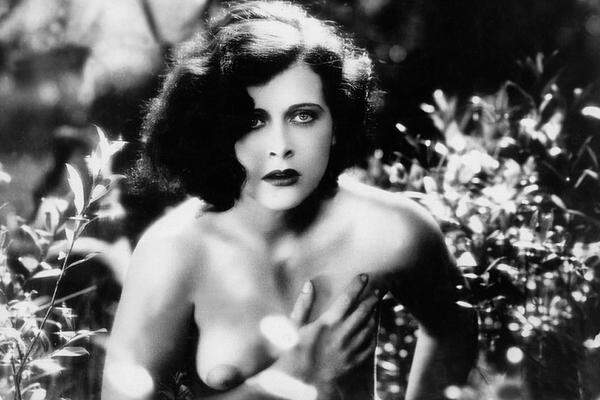 1933 sorgte "Ekstase" ("Ecstasy") für den ersten Aufreger. Die Ko-Produktion aus der Tschechoslowakei und Österreich schockierte - für die damalige Zeit. In anderen Worten: Die nackte Hedy Kiesler (später Hedy Lamarr) und eine Großaufnahme ihres Gesichts während des Akts. Deutschland zeigte den Film zunächst nicht, erst 1935.