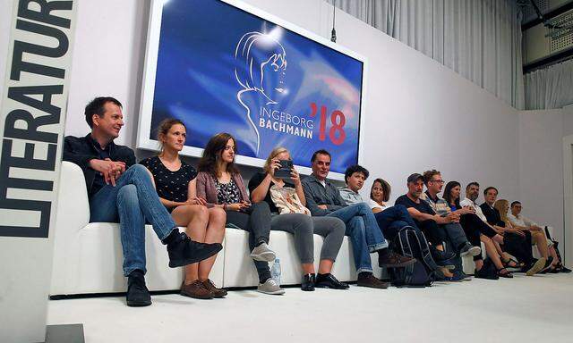Die Autoren bei der Eröffnung des Literatur-Wettbewerbs.