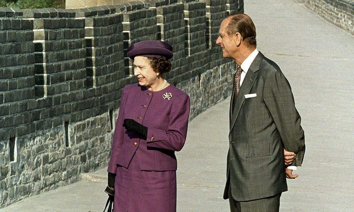  "Wenn ihr noch länger hier bleibt, bekommt ihr Schlitzaugen." Prinz Philip 1986 bei einem China-Besuch der BBC zufolge zu britischen Studenten in Peking Königin Elizabeth und der Herzog von Edinburgh auf der chinesischen Mauer während eines Besuchs 1986