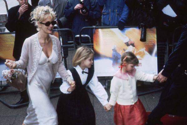 Hier sieht man Paula Yates mit ihren Töchtern Peaches und Pixie 1990 auf dem Weg zu einem Konzert von Michael Hutchence. Das kleine Rock'n'Roll-Patchwork war nur von kurzer Dauer.