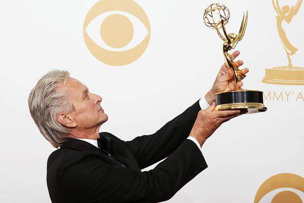 Der Fernsehfilm "Behind the Candelabra" bekam drei Emmys. Michael Douglas wurde mit dem Emmy als bester Hauptdarsteller in einem Fernsehfilm ausgezeichnet. Er spielte in Steven Soderberghs 23 Millionen Dollar teuren Fernsehfilm den Starpianisten Liberace.
