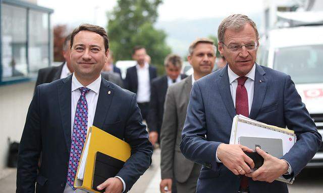 Manfred Haimbuchner (FPÖ) und Thomas Stelzer (ÖVP, v.l.n.r.) arbeiten erneut in einer Koalition zusammen.