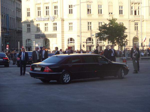 Mit knapp 45-minütiger Verspätung war Russlands Präsident am Schwarzenbergplatz eingelangt.