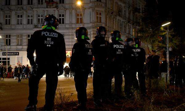 Polizeiaufgebot vor einer Pro-Palästinenser-Demo in Berlin-Neukölln.