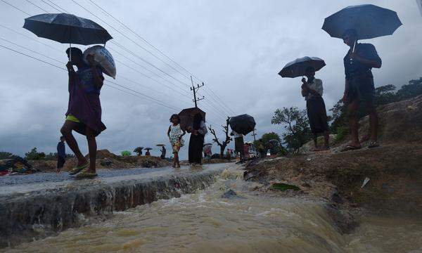 Angesichts der humanitären Krise der muslimischen Minderheit Rohingya hat "Ärzte ohne Grenzen" einen sofortigen uneingeschränkten Zugang für Hilfsorganisationen zum Bundesstaat Rakhine in Myanmar gefordert. Derzeit seien dort Hunderttausende ohne ausreichende Hilfe, teilte die Organisation am Montag