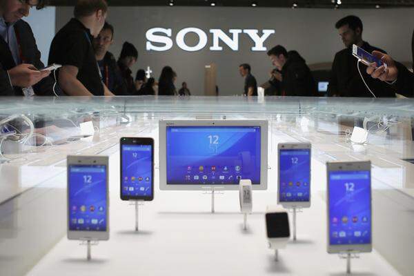 Gespannt darf man auf Sony sein, denn das japanische Unternehmen hält sich mit Infos zurück. Geladen wird am Montag (22. Februar) zur Pressekonferenz. Am ehesten ist das neue Xperia-Z5-Tablet zu erwarten sowie ein neues Mittelklasse-Smartphone. Die Infos in Internetforen sind aber rar gesät.