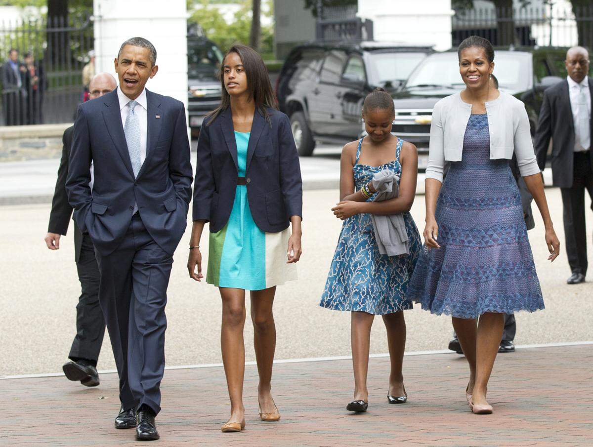 Mittlerweile hat sich Michelle Obama als Stil- und Rollenvorbild etabliert und ist bei den Amerikanern überaus beliebt. Mit farblich abgestimmten Outfits zeigen sich die Obamas der Öffentlichkeit.