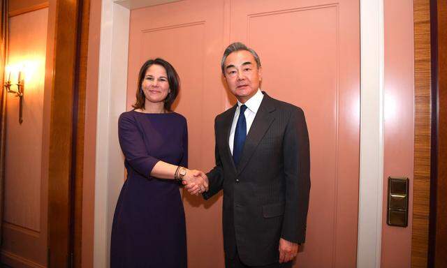 Deutschlands Annalena Baerbock und Chinas Wang Yi bei ihrem Treffen bei der Münchner Sicherheitskonferenz. 
