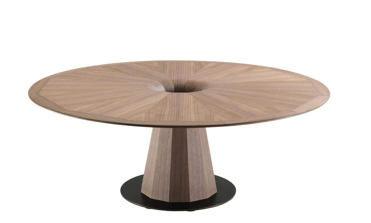 Tisch „Fuji“, Nussholz aus zwölf Segmenten, ­Design: Tarcisio Colzani, ab 11.450 Euro, porada.it