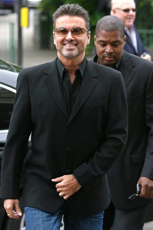 Die Musikwelt trauert um George Michael (53). Wie der britische Sender BBC berichtet, verkündete sein Presseagent, dass er "friedlich zuhause verstorben" sei - ausgerechnet am 25. Dezember, am Weihnachtstag. Vielen Menschen wird Michael als Sänger der Boyband "Wham" in Erinnerung bleiben, samt beliebt-verhasstem "Last Christmas". Dabei hat Michael eine viel größere musikalischere Reise hinter sich.