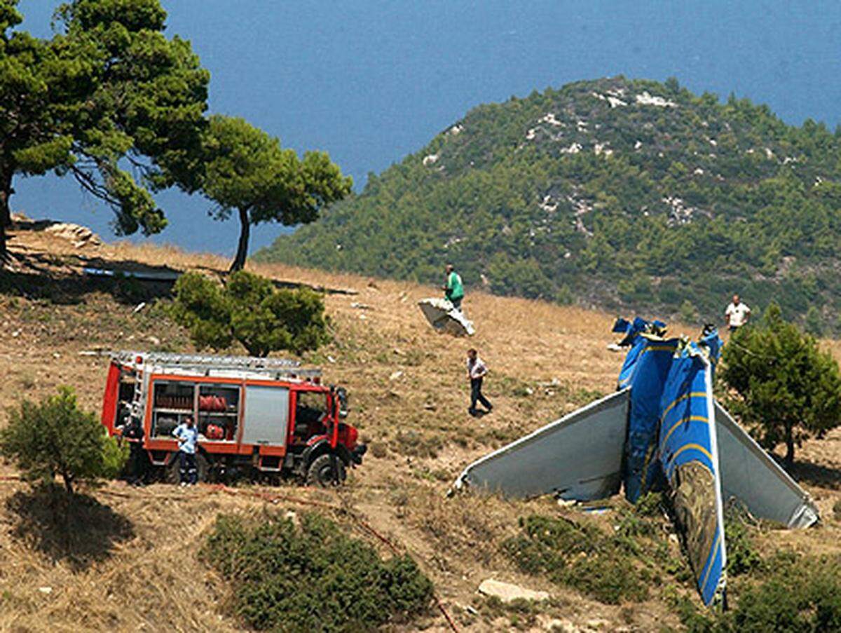Eine zyprische Boeing 737 stürzt bei Kalamos ab, etwa 30 Kilometer nördlich der griechischen Hauptstadt Athen. Die 121 Menschen an Bord werden getötet.