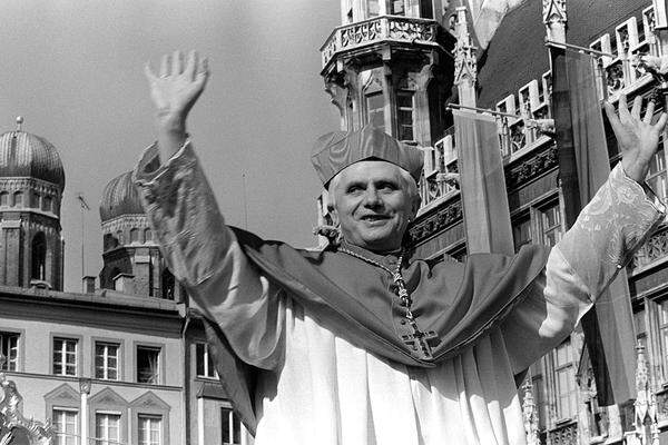 1977 berief ihn Papst Paul VI. zum Erzbischof von München und Freising, wenig später zum Kardinal.