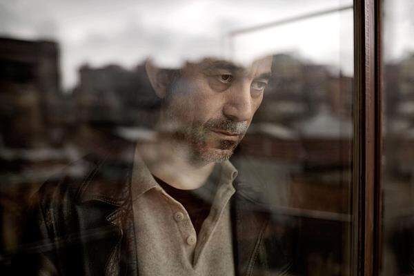 Für "Uzak – Weit" wurde der türkische Regisseur Nuri Bilge Ceylan 2003 mit dem Großen Preis der Jury in Cannes ausgezeichnet. "Once Upon a Time in Anatolia" handelt von einem Arzt (Muhammet Uzuner), der in der anatolischen Steppe lebt.