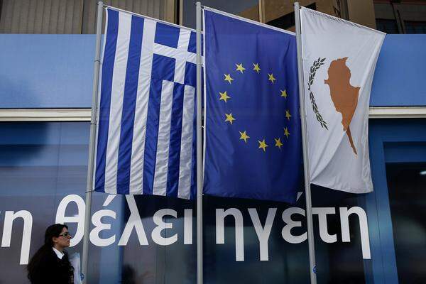 Zypern bittet die Eurozone um Hilfe, nachdem zwei große Banken im Fahrwasser der Griechenland-Krise Verluste von zusammen 4,5 Milliarden Euro erlitten.
