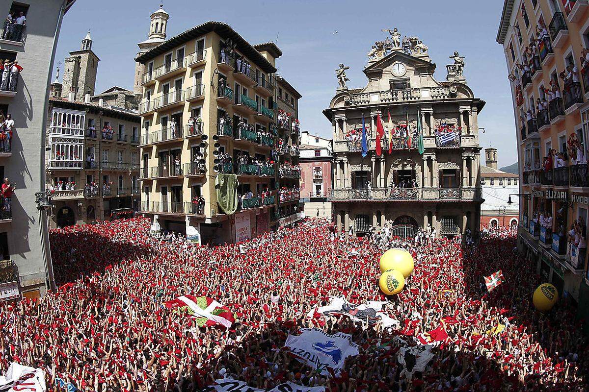 Spektakulär ist auch der Chupinazo, die offizielle Eröffnung des Festivals am 6. Juli. Unzählige Menschen versammeln sich dazu vor dem Rathaus in Pamplona. Um 12 Uhr mittags wird das Fest mit dem Abfeuern einer kleinen Rakte eingeläutet.