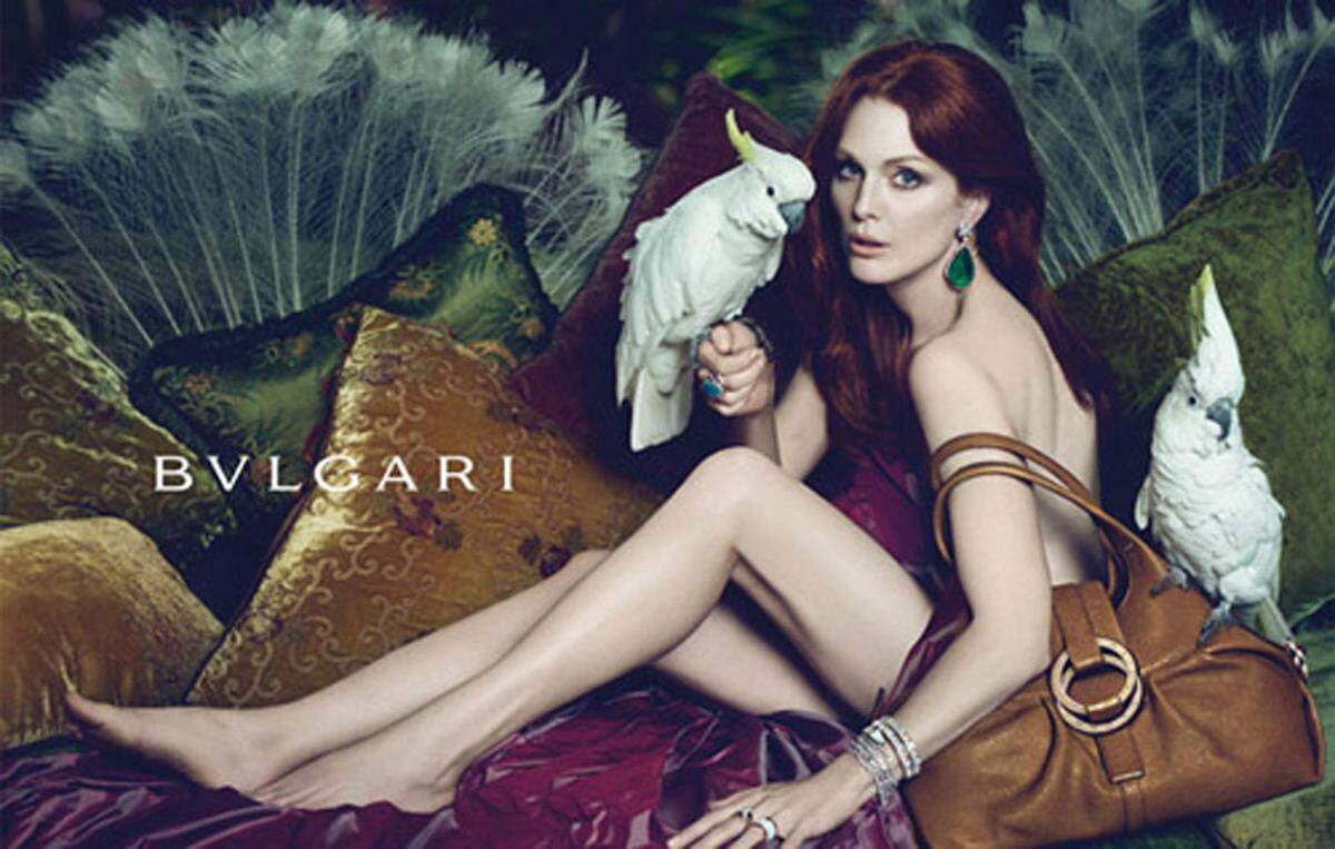 Aber auch andere Werbesujets sind fehlerbehaftet. Die Schulter von Julianne Moore in dieser Bulgari-Werbung sieht nicht gerade natürlich aus, dafür hat sie kein Dekolleté.