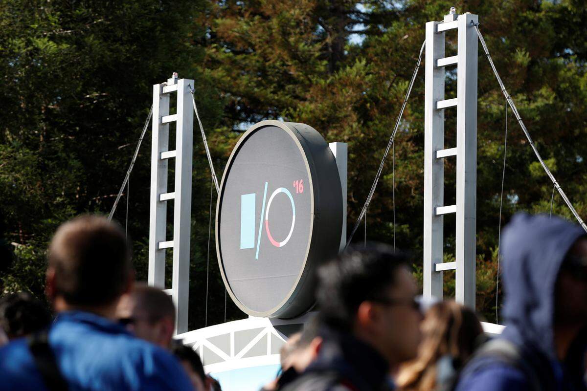 Das Entwickler-Event Google I/O zählt zu den wichtigsten Terminen im Unternehmen. Immerhin gibt es einen Einblick auf die Unternehmensausrichtung und die zu erwartenden Innovationen. Über die Jahre hat sich die dreitägige Konferenz zu einer Massenveranstaltung entwickelt, weswegen es auch erstmals unter freiem Himmel stattgefunden hat. Ganz nach dem Motto Open-Air-Festival statt steifer, sachlicher Konferenz.