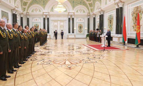 Der Staatschef von Belarus, Alexander Lukaschenko, empfängt Soldaten der Militärakademie.  