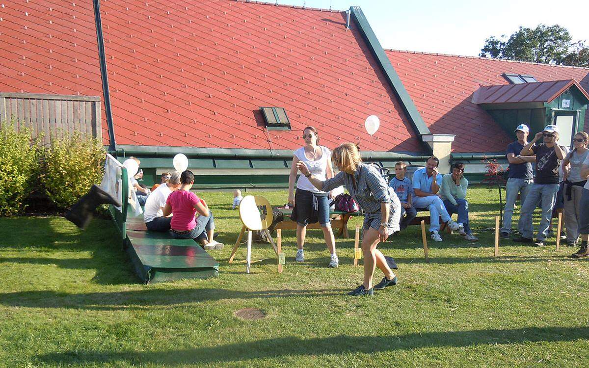 Beim Weingut selbst wurde dann "Bauerngolf" gespielt. Dabei muss man mit Gummistiefeln genau in eine Scheibtruhe treffen.