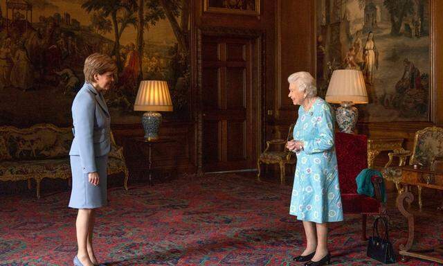 Die widerspenstigen Schotten und die Queen: Regierungschefin Sturgeon bei der Queen im April 2021.
